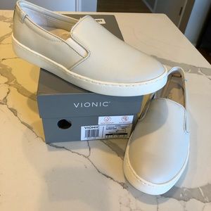 NWT white Vionic slip on sneakers